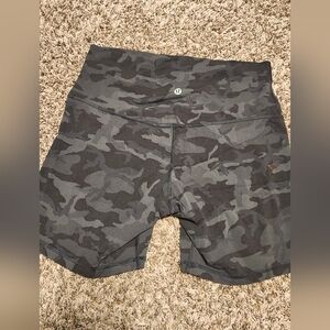 Lululemon Green Camo Shorts, Size 10, 6"
